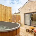 Deux Hebergements Une Chambre Double Avec Salle De Bains Et Un Studio Avec Jacuzzi 4*