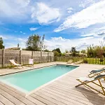Deux Hebergements Une Chambre Double Avec Salle De Bains Et Un Studio Avec Jacuzzi Mérignac