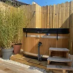 Chambres d'hôtes avec JACUZZI privatif uniquement pour le studio 4* Mérignac