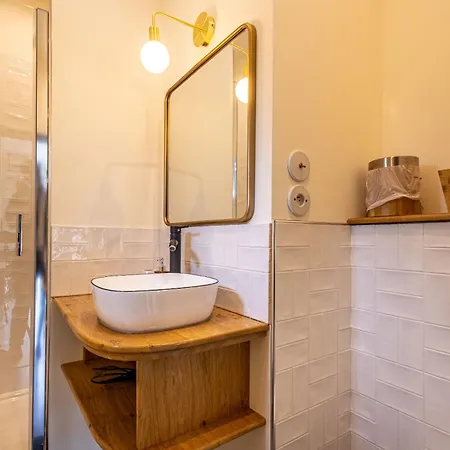 Deux Hebergements Double Avec Salle De Bains Et Un Avec Jacuzzi