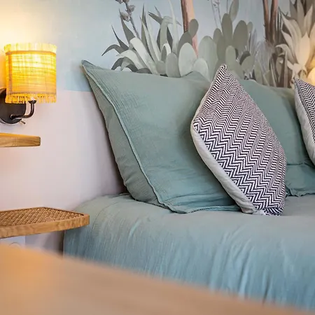2 Hebergements Un Studio Avec Jacuzzi Privatif Et Une Chambre Avec Entree Independante Bed and Breakfast 4*
