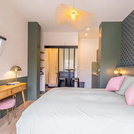 2 Hebergements Un Studio Avec Jacuzzi Privatif Et Une Chambre Avec Entree Independante Bed and Breakfast 4*