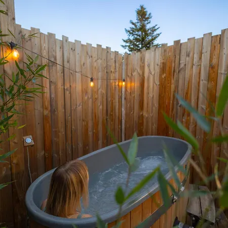 2 Hebergements Un Studio Avec Jacuzzi Privatif Et Une Chambre Avec Entree Independante 4*